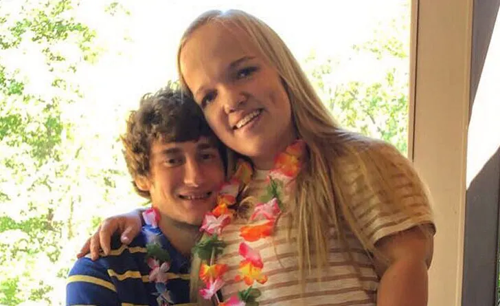 7 Little Johnstons: Elizabeth Johnston - Brice Bolden